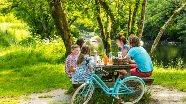 Goûter en famille à la plage de Trégrom après le vélo