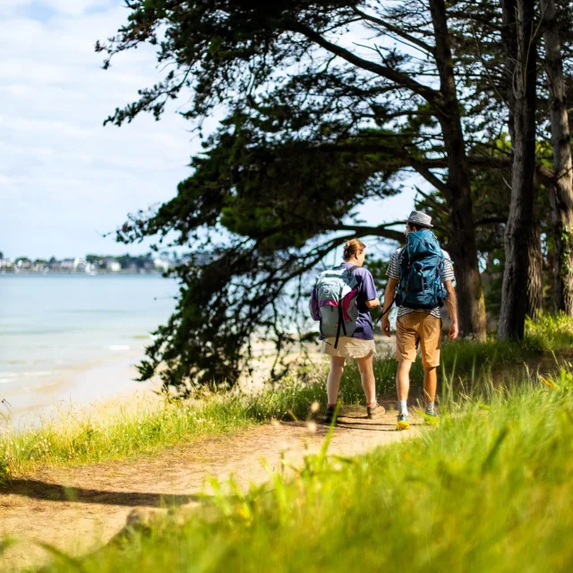 Un couple randonne sur le GR34, le long de la mer à Toul an Hery sur Plestin-les-Grèves