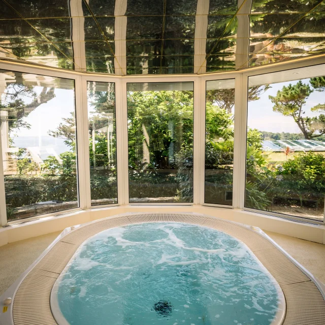 Jacuzzi dans une veranda avec vue mer de l'Hôtel Spa - Ti al Lannec à Trébeurden