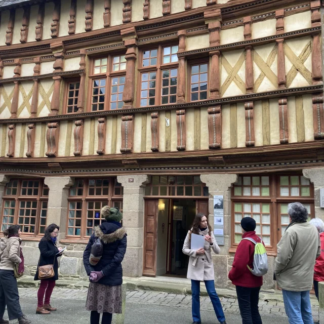 Visite guidée de Treguier. Groupe face à la maison natale d'Ernest Renan