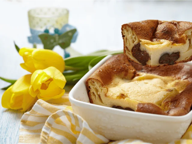 Un far breton aux pruneaux dans son plat