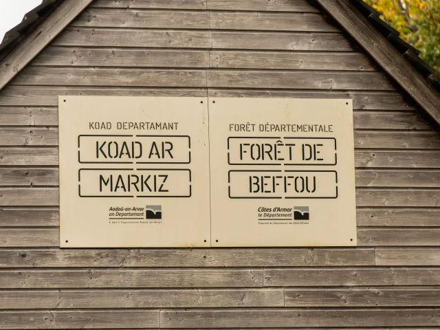 Forêt de Beffou. Panneau d'entrée de site
