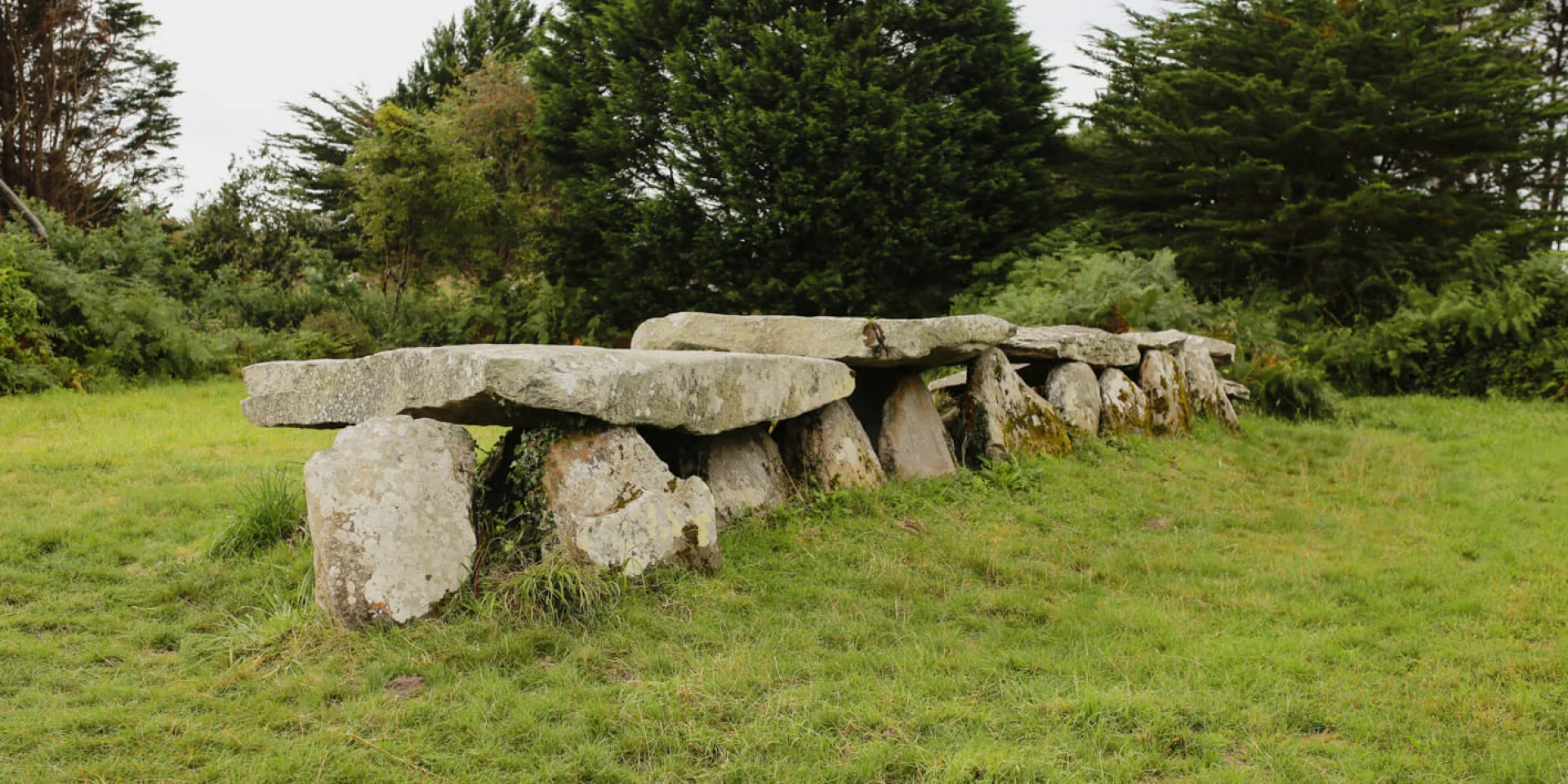 Pique Niques Neolithiques, Allée couverte de Prajou Menhir à Trébeurden. Visites proposées par le Pays d'Art et d'Histoire de Lannion Trégor Communauté