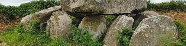 Pique Niques Neolithiques, allée couverte de Men Ar Rompet à Kerbors. Visites proposées par le Pays d'Art et d'Histoire de Lannion Trégor Communauté