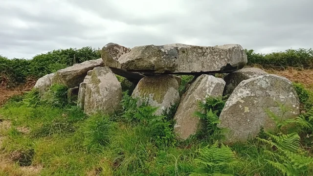 Pique Niques Neolithiques, allée couverte de Men Ar Rompet à Kerbors. Visites proposées par le Pays d'Art et d'Histoire de Lannion Trégor Communauté