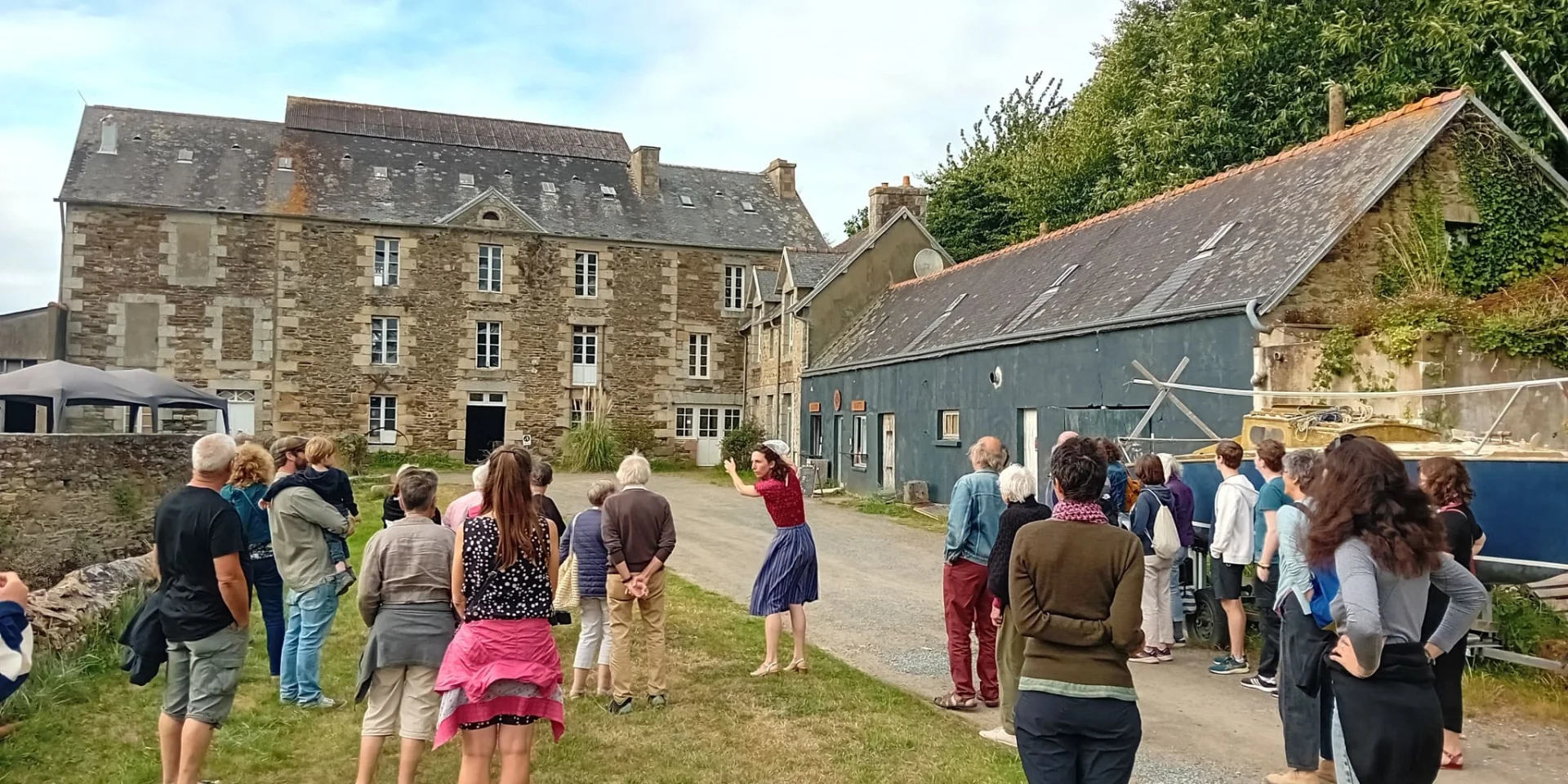 Visite théâtralisé de Seraphine au moulin de Bili Gwenn à Troguéry. Visite proposée par le Pays d'Art et d'Histoire de Lannion Trégor Communauté