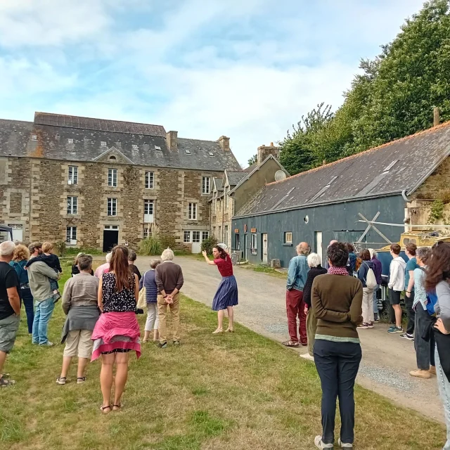 Visite théâtralisé de Seraphine au moulin de Bili Gwenn à Troguéry. Visite proposée par le Pays d'Art et d'Histoire de Lannion Trégor Communauté