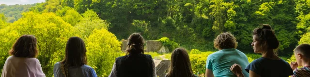 Balade ludique : le diable est à Kernansquillec : le groupe pris de dos et observant ce qu'il reste de l'ancien barrage