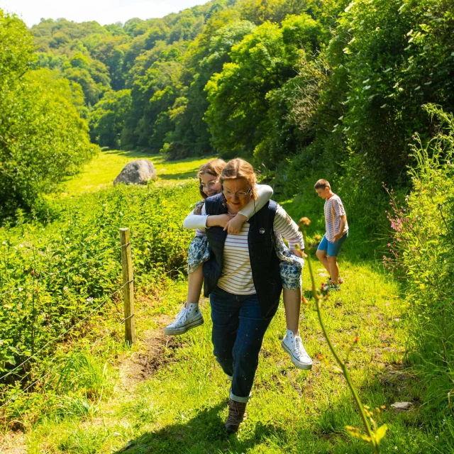 Balade contée: le diable est à Kernansquillec. une maman porte sa fille sur le dos.