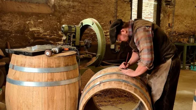 Benjamin Lefloc'h, tonnelier de Lannion, fabrique un tonneau de manière artisanale