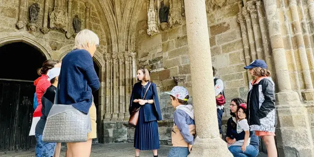 Balade ludique de Tréguier. La guide lance l'intrigue de la visite sous un porche de la cathédrale Saint-Tugdual