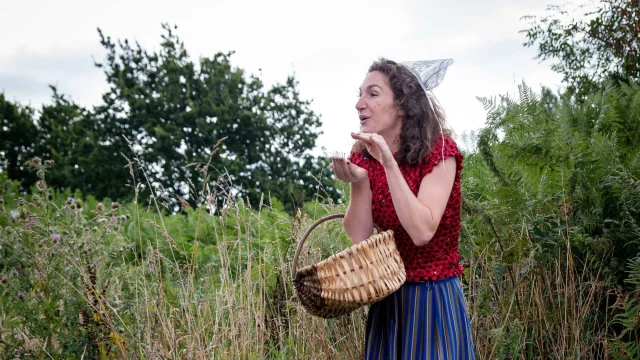 Visite théâtralisées de Séraphine au moulin de Bili Gwenn à Troguéry. Visite proposée par le Pays d'Art et d'Histoire de Lannion Trégor Communauté