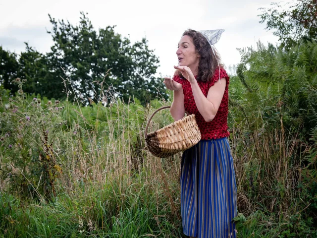 Visite théâtralisées de Séraphine au moulin de Bili Gwenn à Troguéry. Visite proposée par le Pays d'Art et d'Histoire de Lannion Trégor Communauté