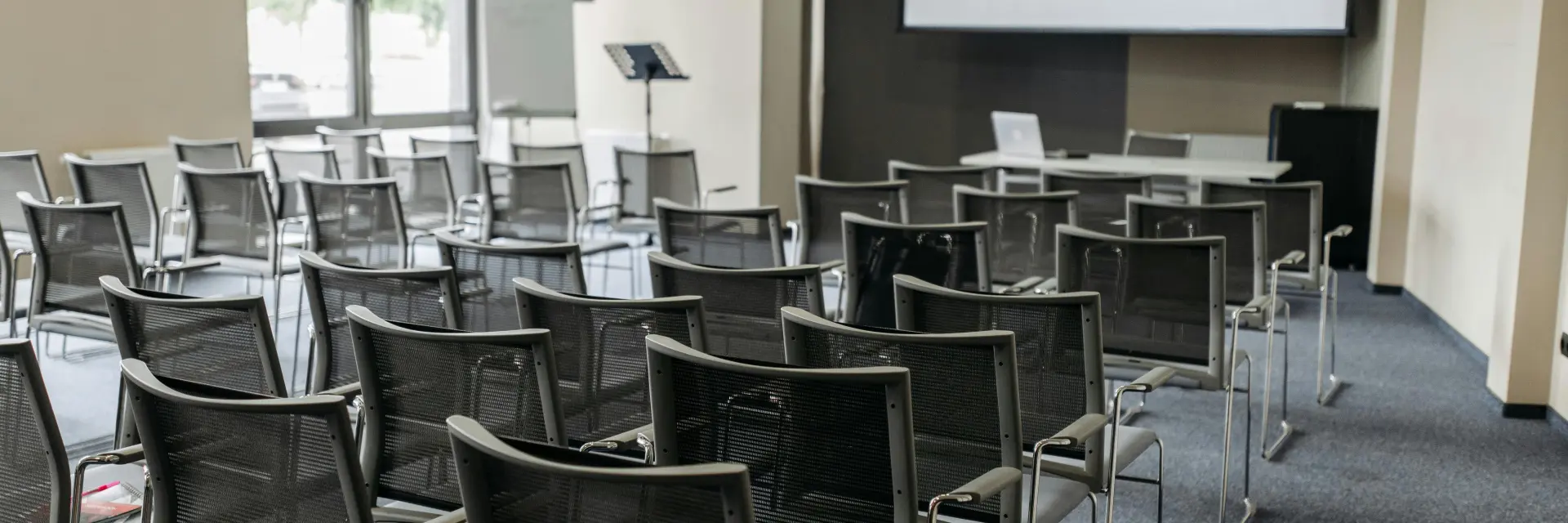 Versammlungsraum Pexels Pavel Danilyuk 8761301