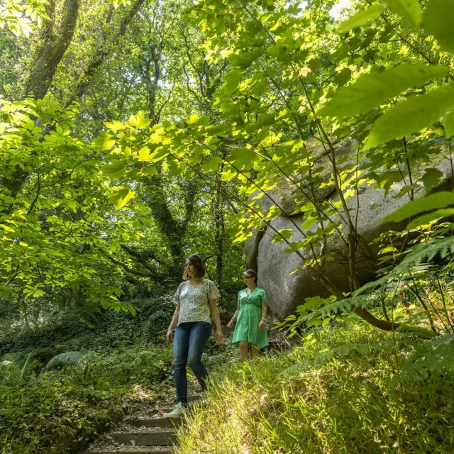 2 femmes se baladent sur un sentier forestier dans la Vallée des Traouieros