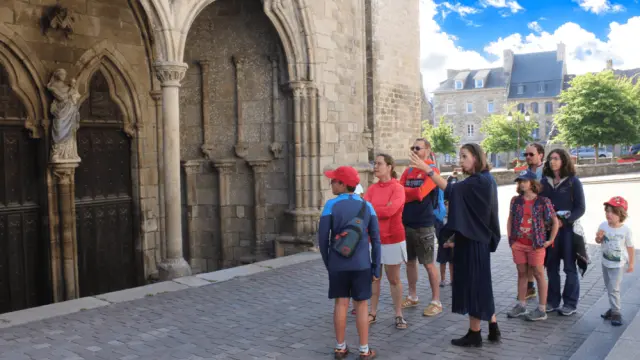 Balade ludique Tréguier - groupe devant la cathédrale