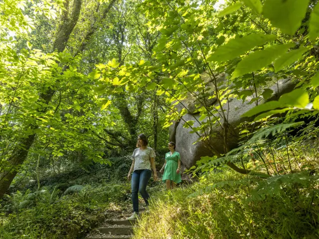 2 femmes se baladent sur un sentier forestier dans la Vallée des Traouieros