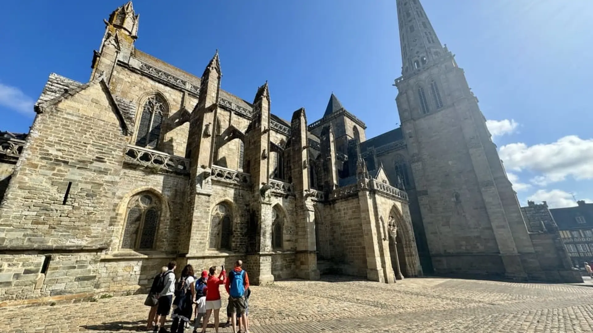 Balade ludique Tréguier - groupe devant la cathédrale