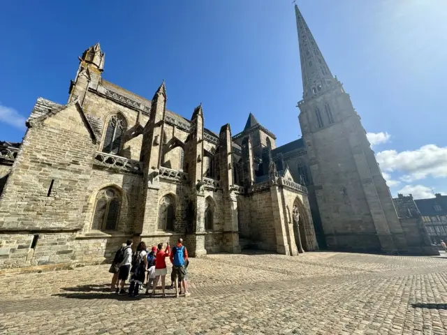 Balade ludique Tréguier - groupe devant la cathédrale