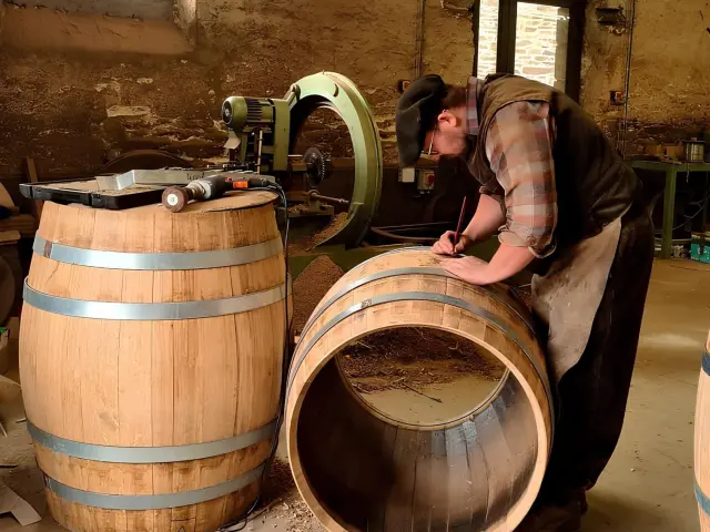 Benjamin Lefloc'h, tonnelier de Lannion, fabrique un tonneau de manière artisanale