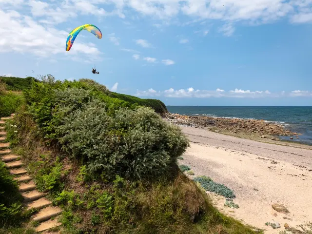 Bruno Campin, parapentiste Plage du Créac'h Mahout, à Pleubian (Côtes-d'Armor) Presqu'île de Lézardrieux