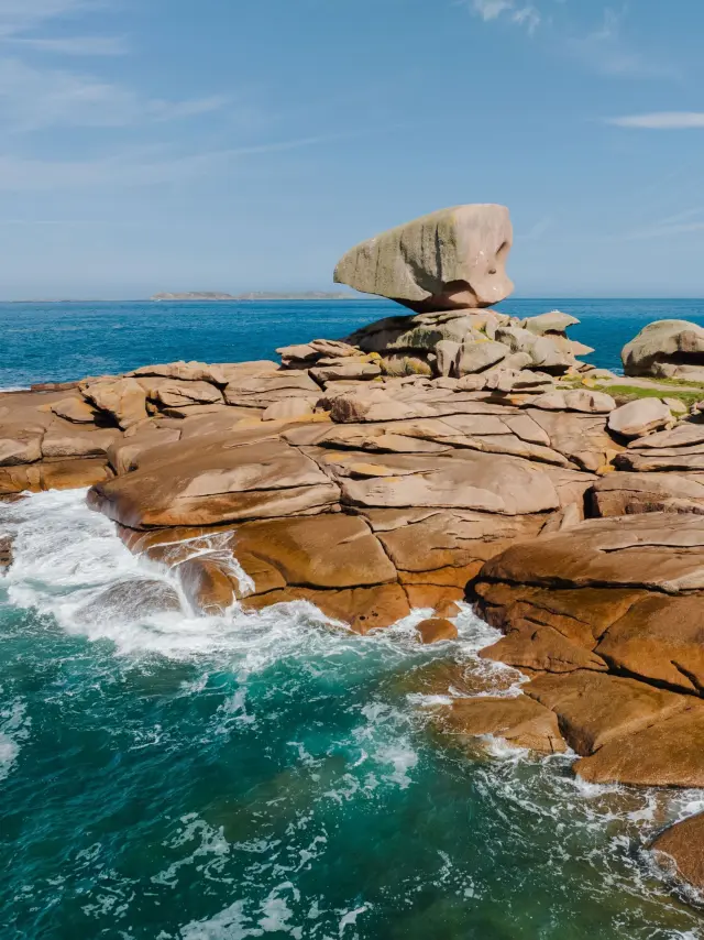 Klippen und Felsen, die durch das Meer erodiert wurden, mit Wellen, die gegen die Felswände schlagen