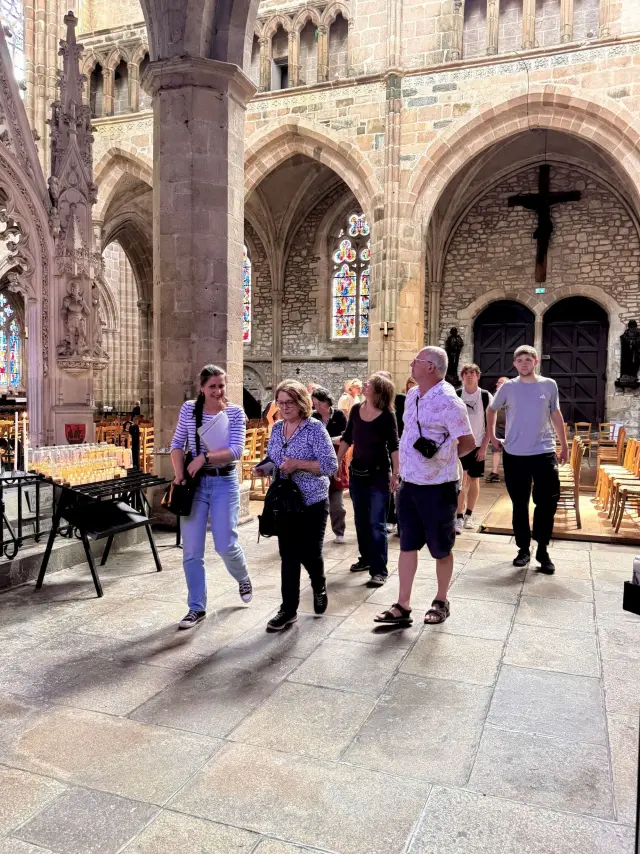 Groupe de touristes à l'intérieur de la Cathédrale gothique de Tréguier.